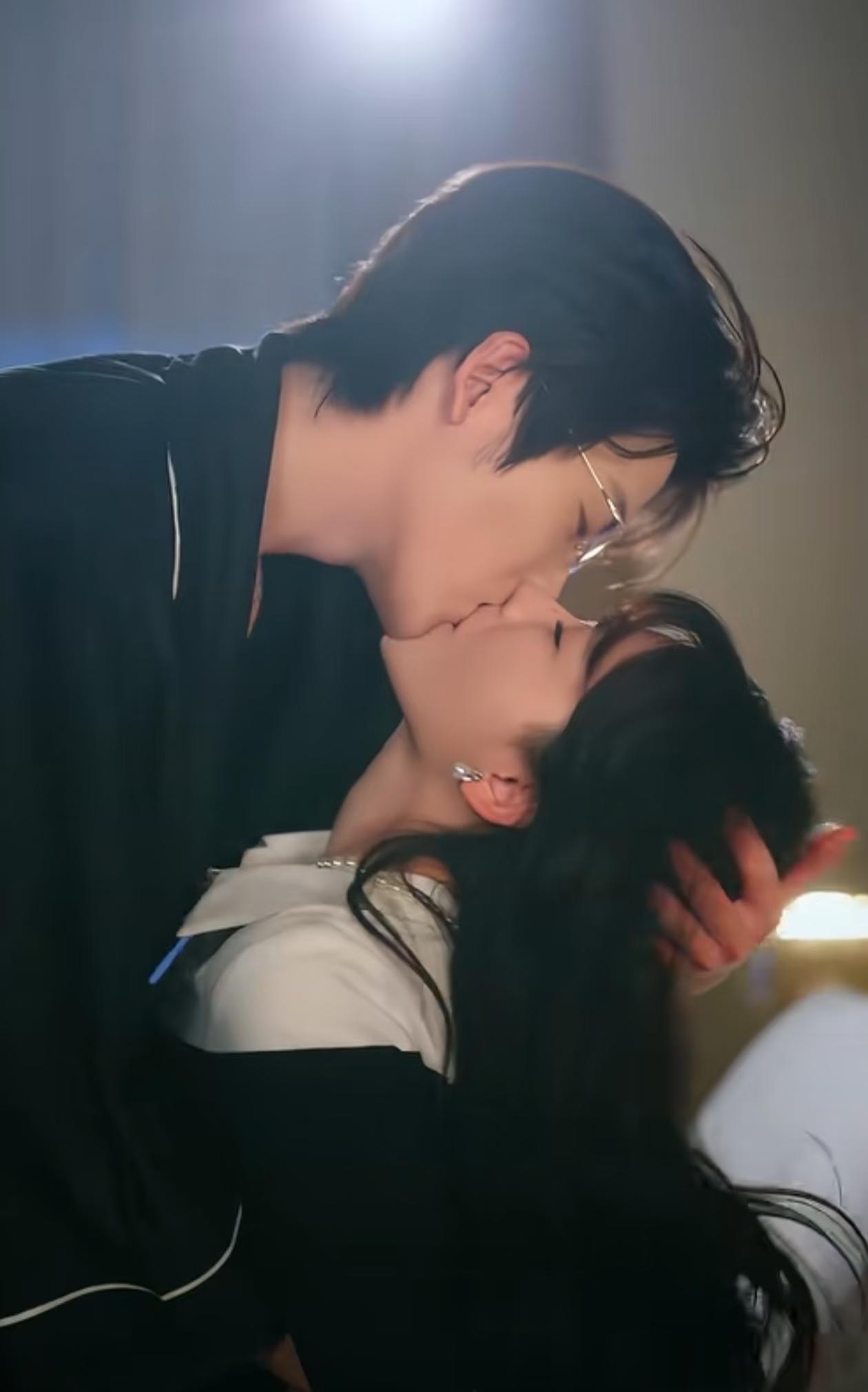 你以为他只能演王爷、鬼王、病娇男宠？大错特错！《越夜越野》里，李一航一个眼神