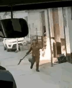 大爷始终都是大爷，遇事不㤺不忙，直接把火灭了～