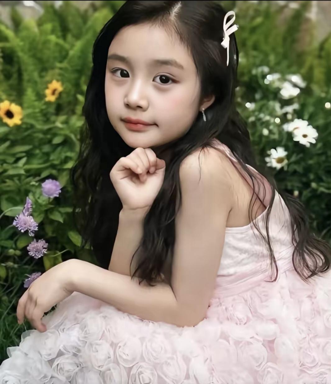 她是杨幂的女儿小糯米，你觉得她是长得像爸爸还是像妈妈？（图片来源网络）