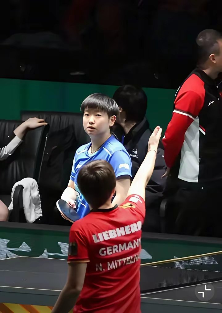 莎莎今天又让大家刮刮目相看了。莎莎对阵德国尼娜，对方鹰眼挑战球擦网了。鹰眼展示没