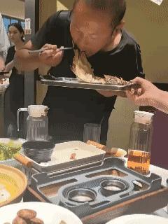 事发当天，几位客人在一家饭店包间内正常聚餐，桌上菜品吃到大半、桌上留有不少剩菜时