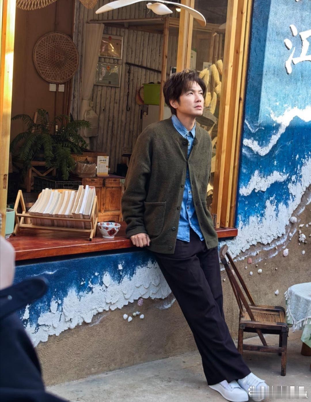 51岁钟汉良现身云南旅游被偶遇！脸蛋嫩得不像话，身材高挑纤瘦，完全不见沧桑感和油