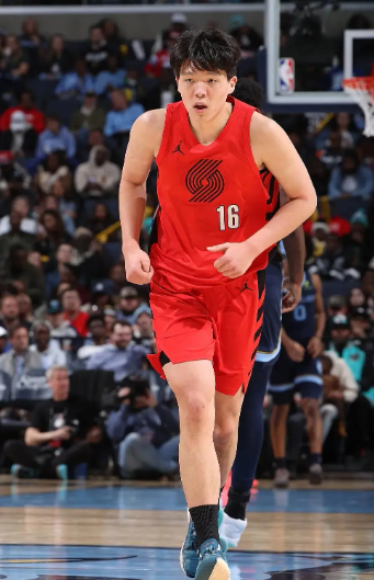 杨瀚森接受采访时，口语有进步。比我想象的进步还要快，实际上已经完全能交流了。现