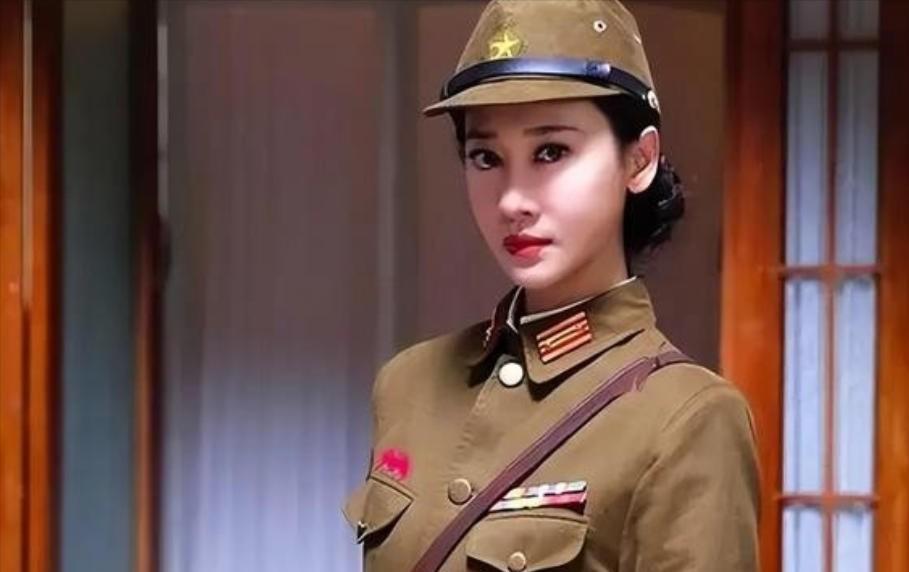 1939年,东条冥郎看到女儿的尸体被完整的送回来后,异常兴奋,立即从腰间拔出刀子