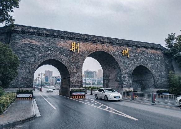 "大荆州"是怎么没的？四次分家，一次比一次疼。 公元208年，赤壁江面一把大