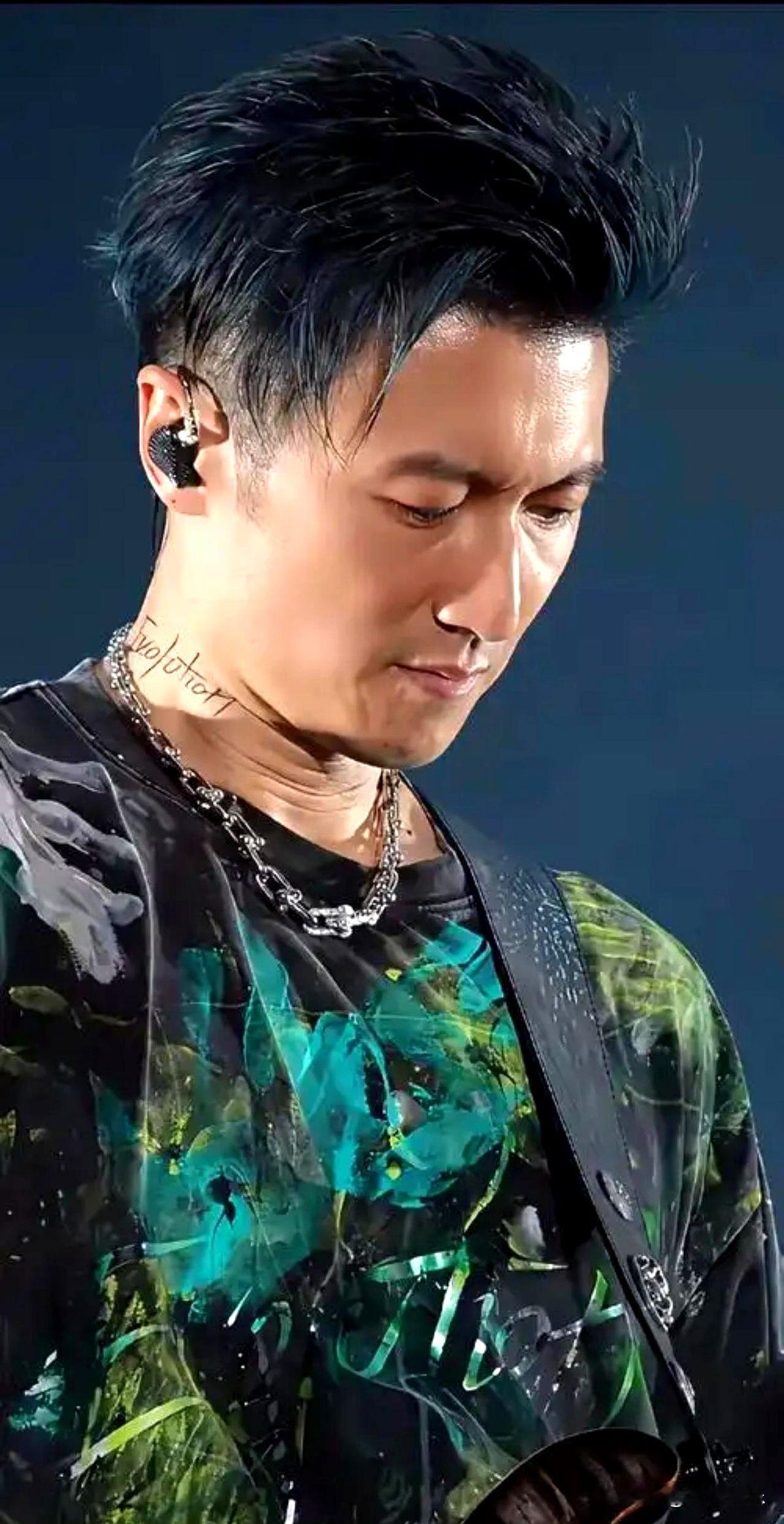 谢霆锋的儿子Lucas，刚在巴黎时装周走完秀。这本是星二代的常规操作，但谢霆锋