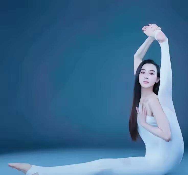 萧蔷纯天然的肤白貌美、气质佳，比一般人都会显年轻！自律生活条件优秀也能提升自我