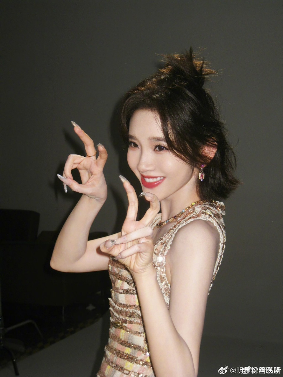 这是我从未见过的唐艺昕唐艺昕什么样的拍照角度都能hold住！从治愈系笑容到慵懒