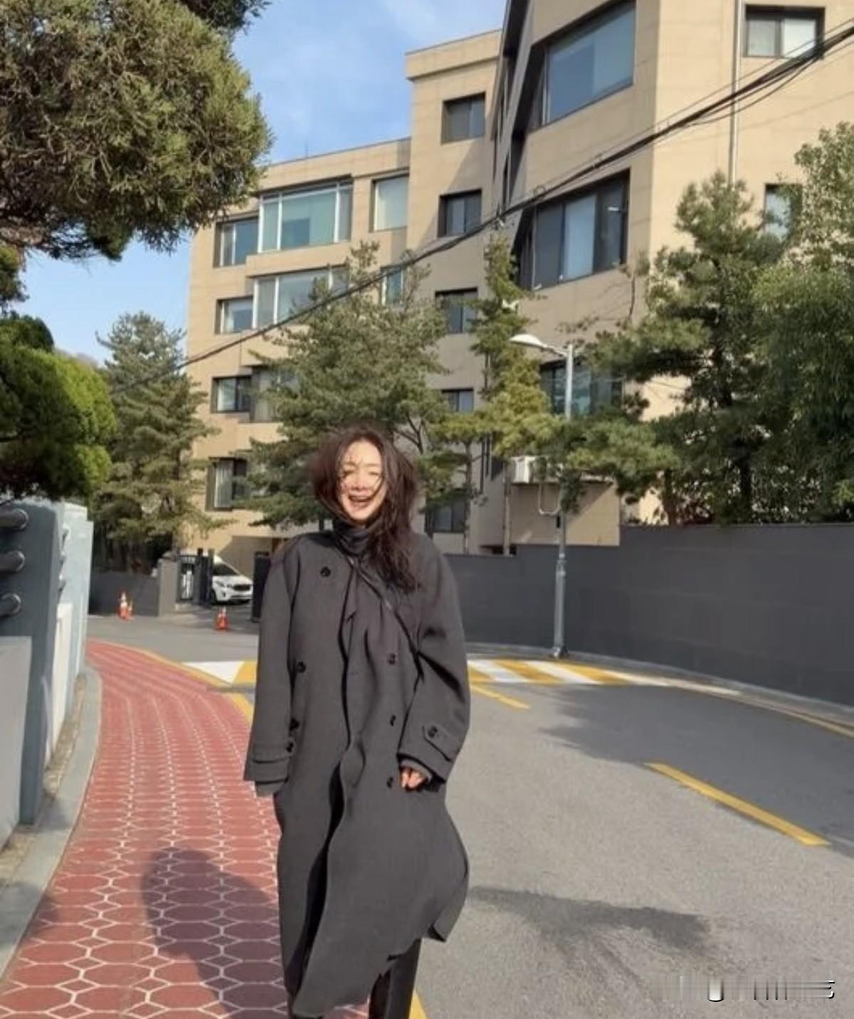 12月，演员崔智友在Instagram上上传了多张照片。照片中，崔智友外出时，身