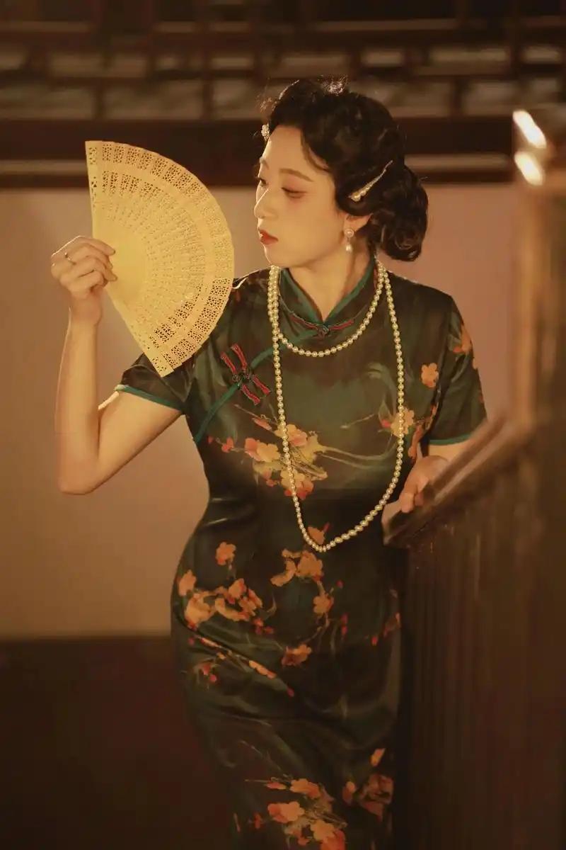 民国时期上海女性穿衣自由的程度很高《银元时代生活史》的作者陈存仁这么写：上海女