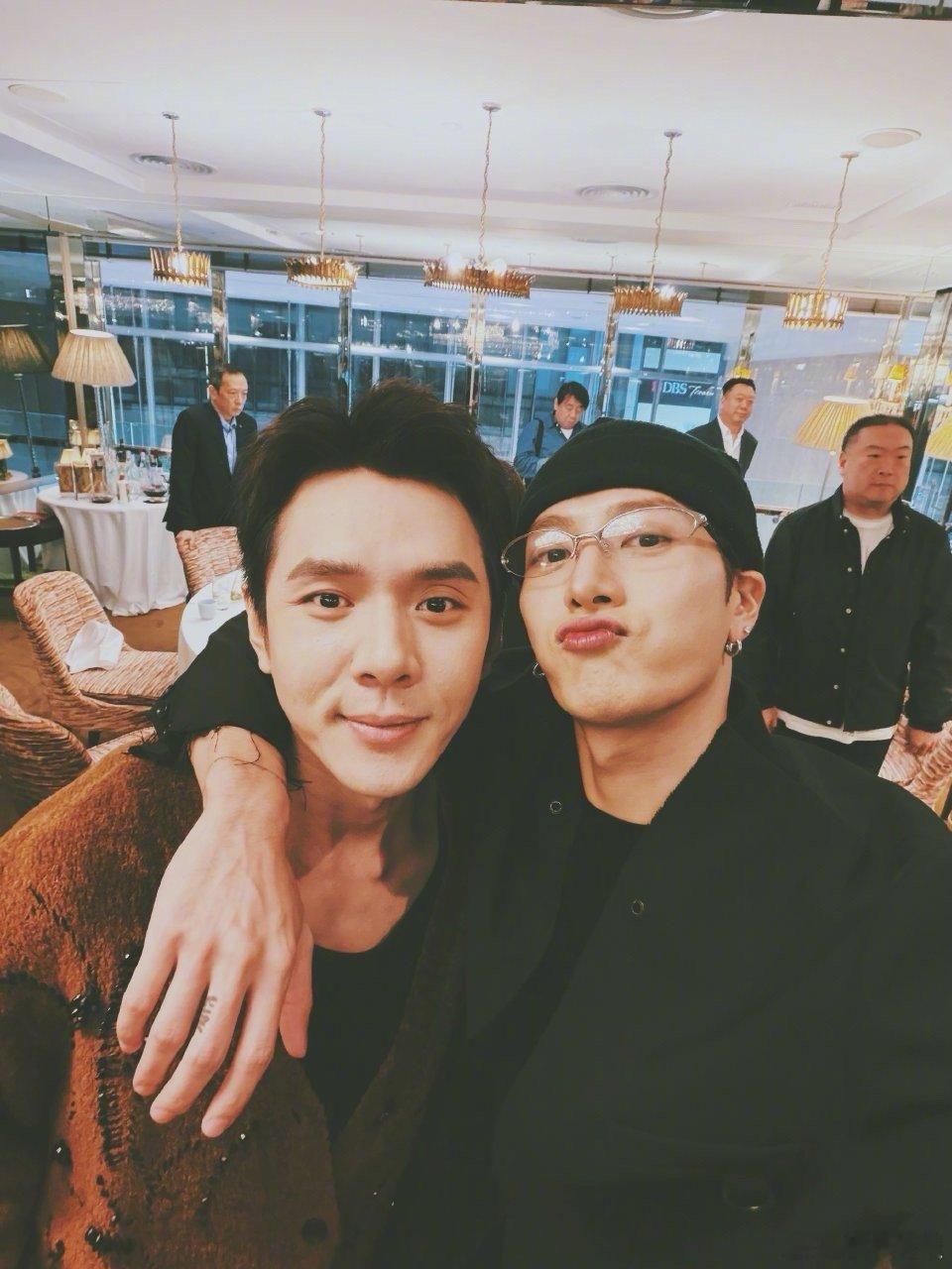 王嘉尔搂李佳琦自拍梦幻联动！搂同框自拍🤳，都好养眼，状态好到爆！王嘉尔