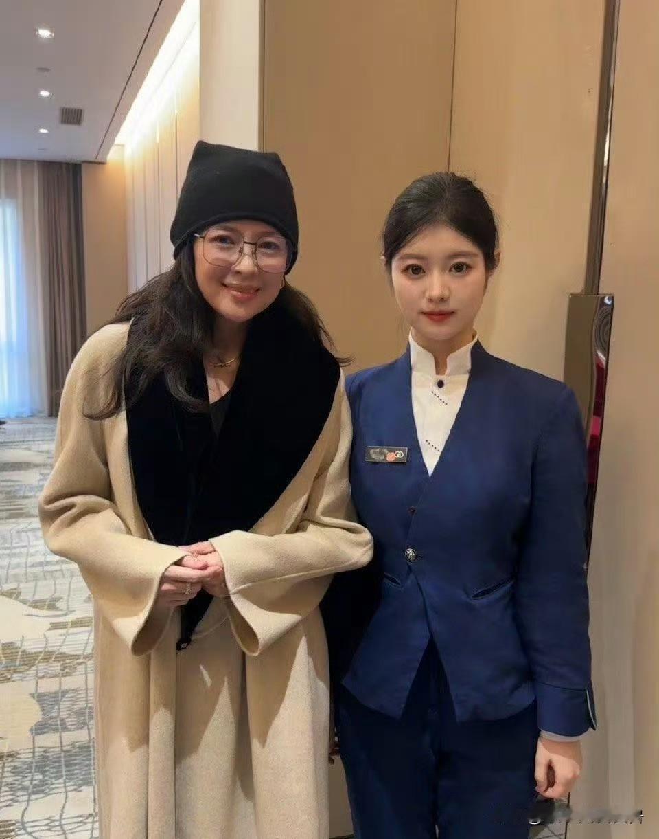 章子怡，体制内姐感十足！1月27日，章子怡参加百花迎春晚会，气质这块直接封神