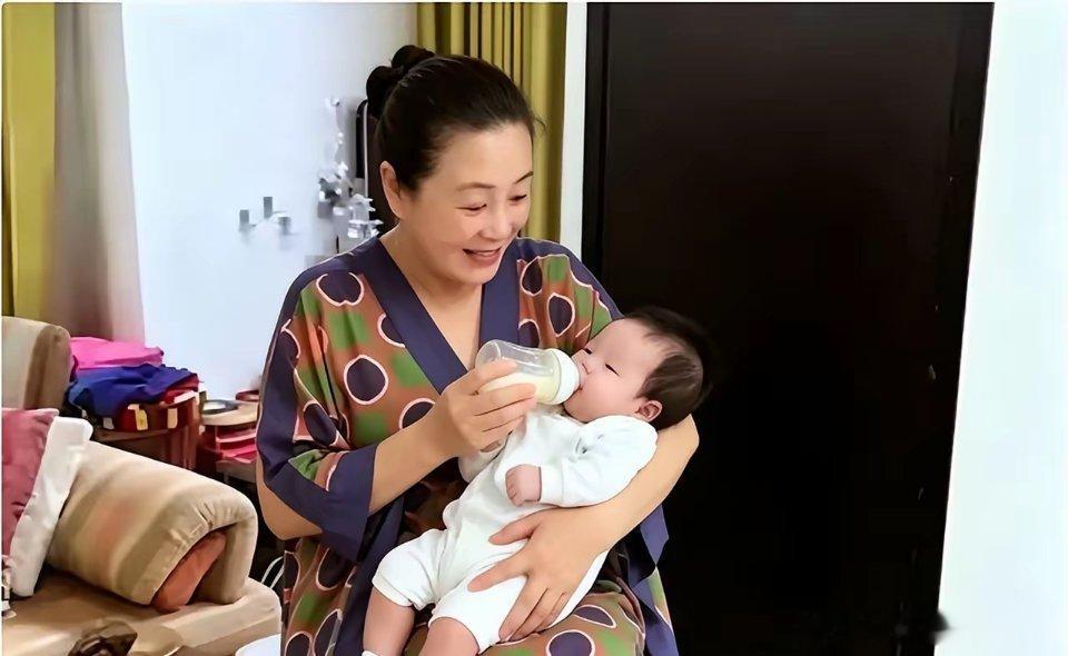 马筱梅直播爆出张兰带娃细节，女强人奶奶抱孙三小时不撒手，隔代亲的温柔反差看哭网友