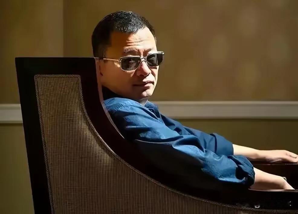 因为《繁花》录音门事件，网上一直扒王家卫。扒来扒去，一下扒到1993年，王家卫执