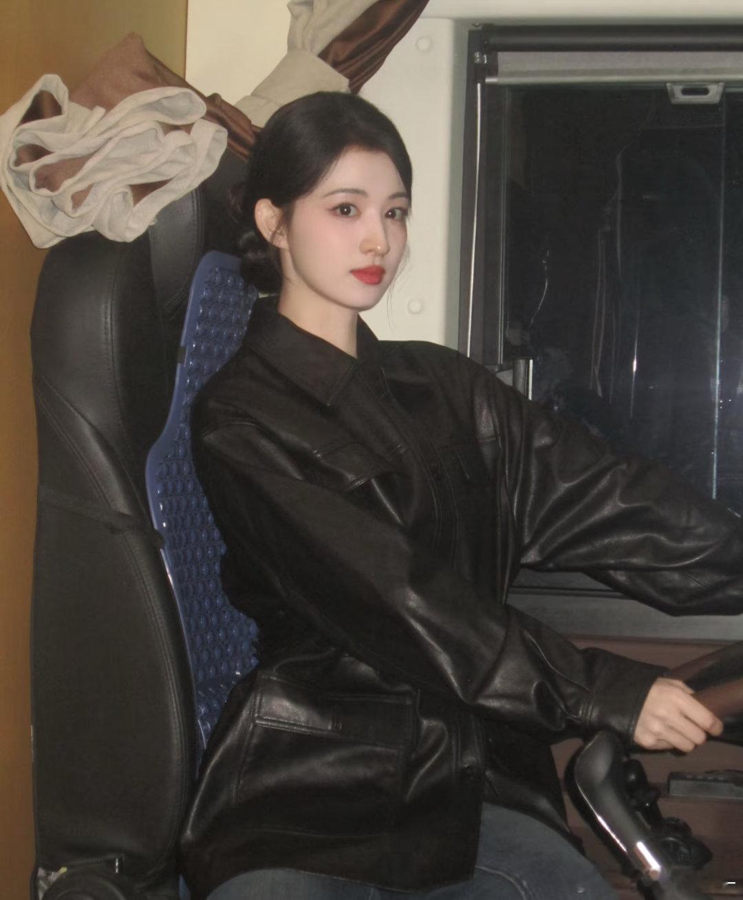 王楚然初中就这么美了网友扒出来王楚然的初中旧照，没有浓妆滤镜，就是简简单单的学生