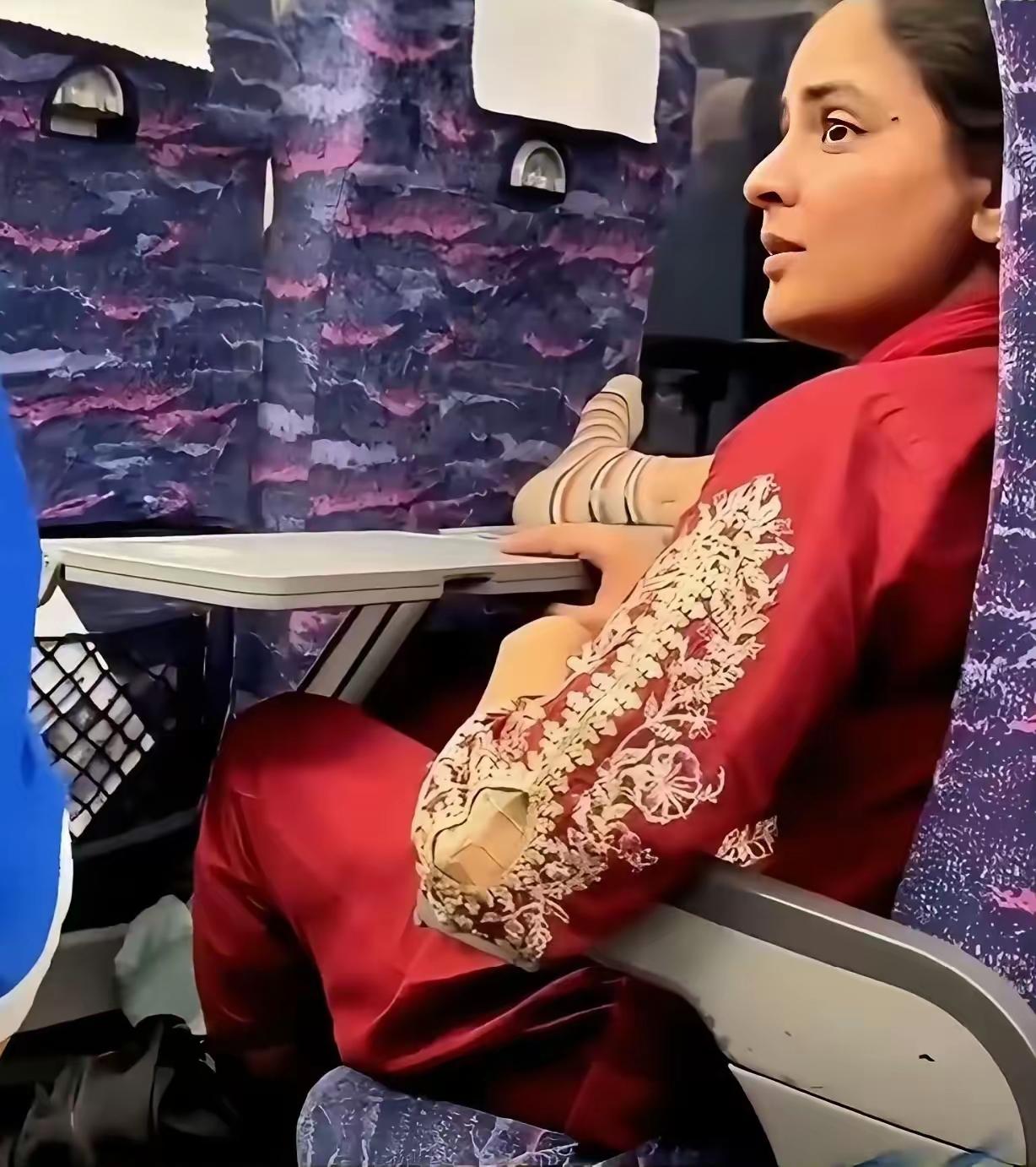 高铁上的一幕一名年轻印度女子在高铁上把脚放在桌板上，一名乘客上前劝阻时，女子不