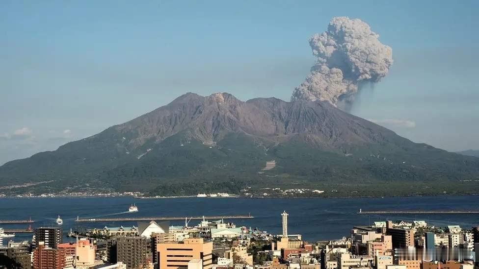 富士山，被全球各国评选为地球上最美的山峰，原因是富士山绽放的烟花不仅非常绚烂多彩