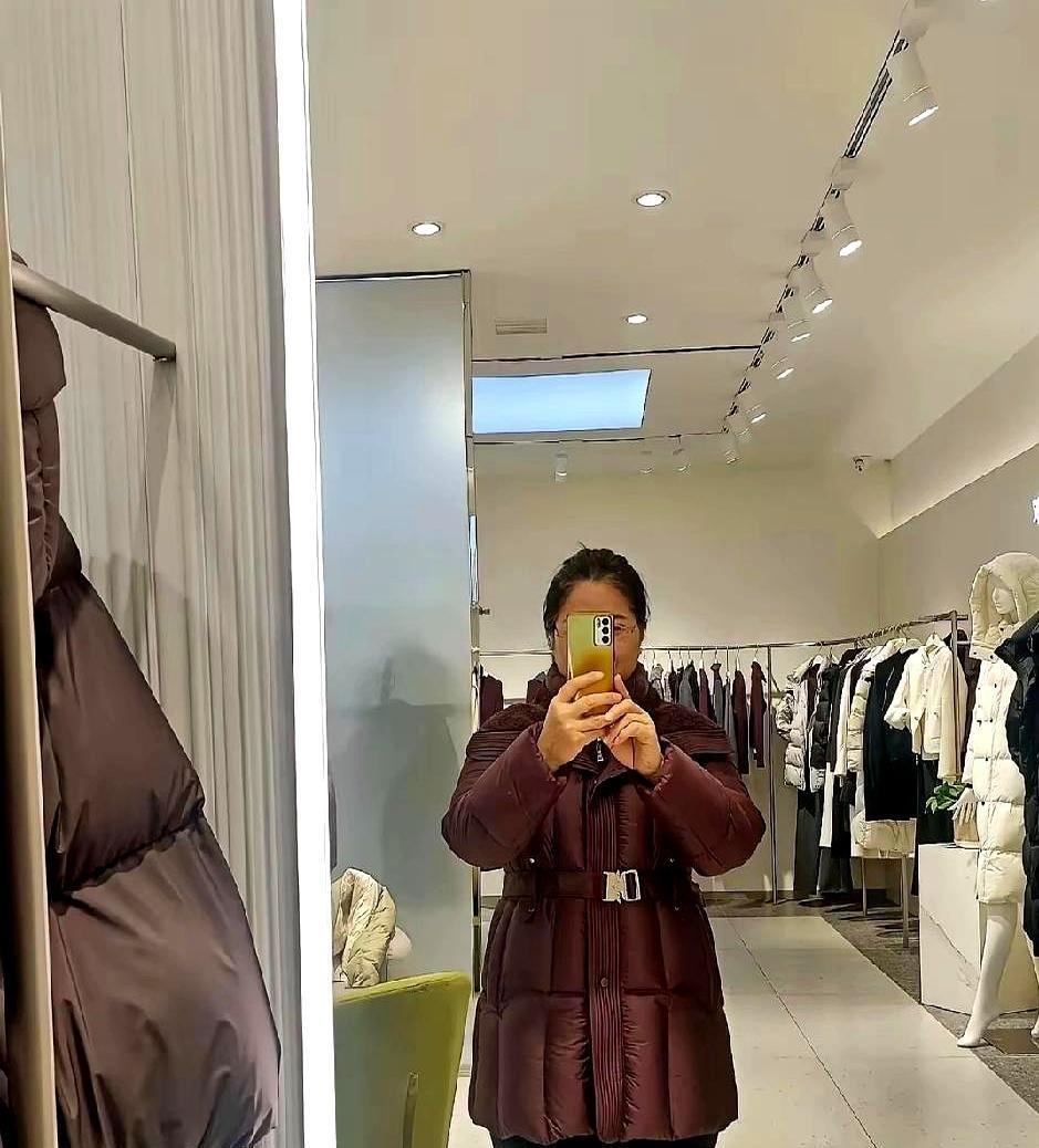 店员拼命推给你的高价羽绒服，可能是最土的那件。你试穿时觉得显老气，不是你的问题