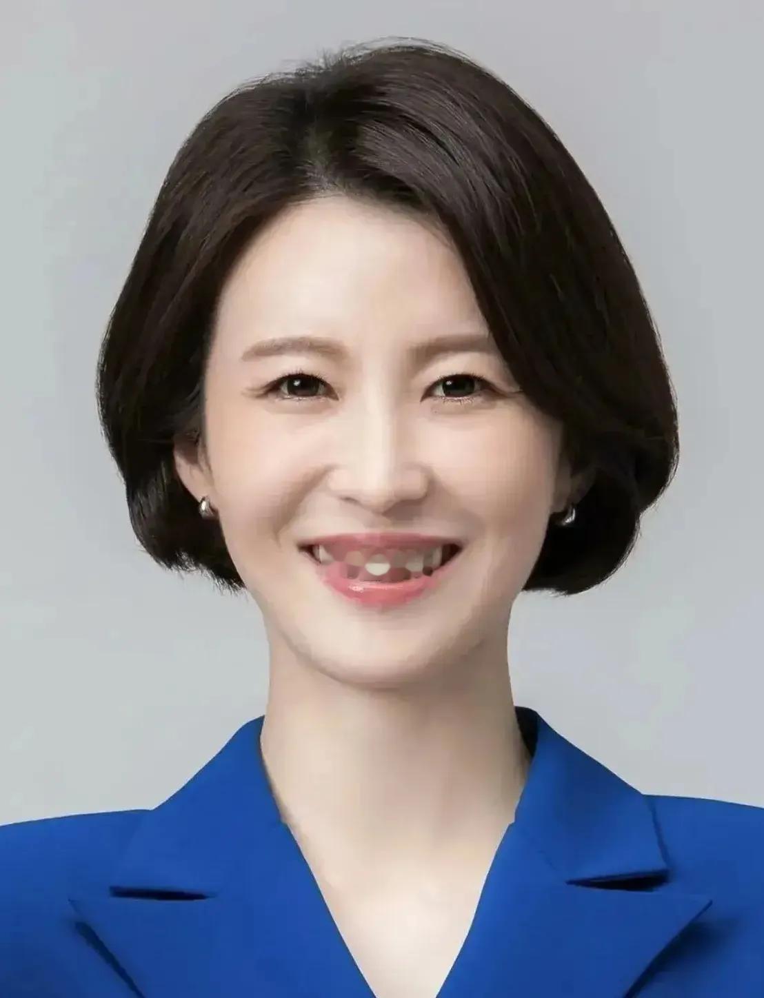 李在明当选，也直接捧红了选战助手安贵玲。端庄又大方；优雅并知性；智慧与美貌！她是