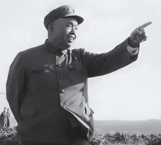1930年，许世友端碗酒，高喊：“谁能把我摔倒，我请他喝酒！”接二连三，上来30