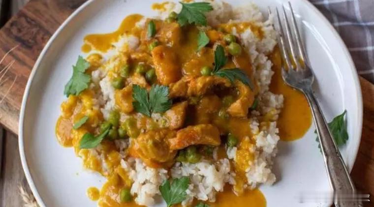 在做客西班牙GQ杂志节目时，亚马尔透露了自己最爱的美食，这是赤道几内亚的特色美食