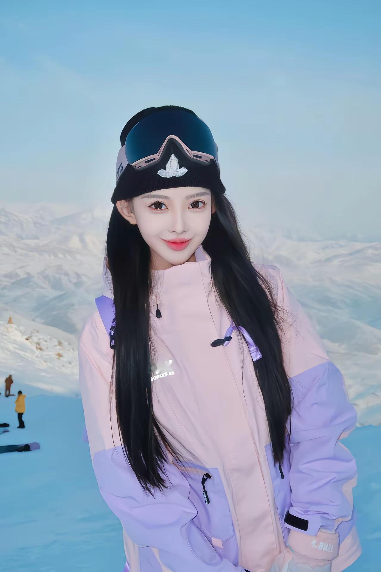 滑雪少女，粉紫撞色，雪地漫步，快乐无限！🎿💕