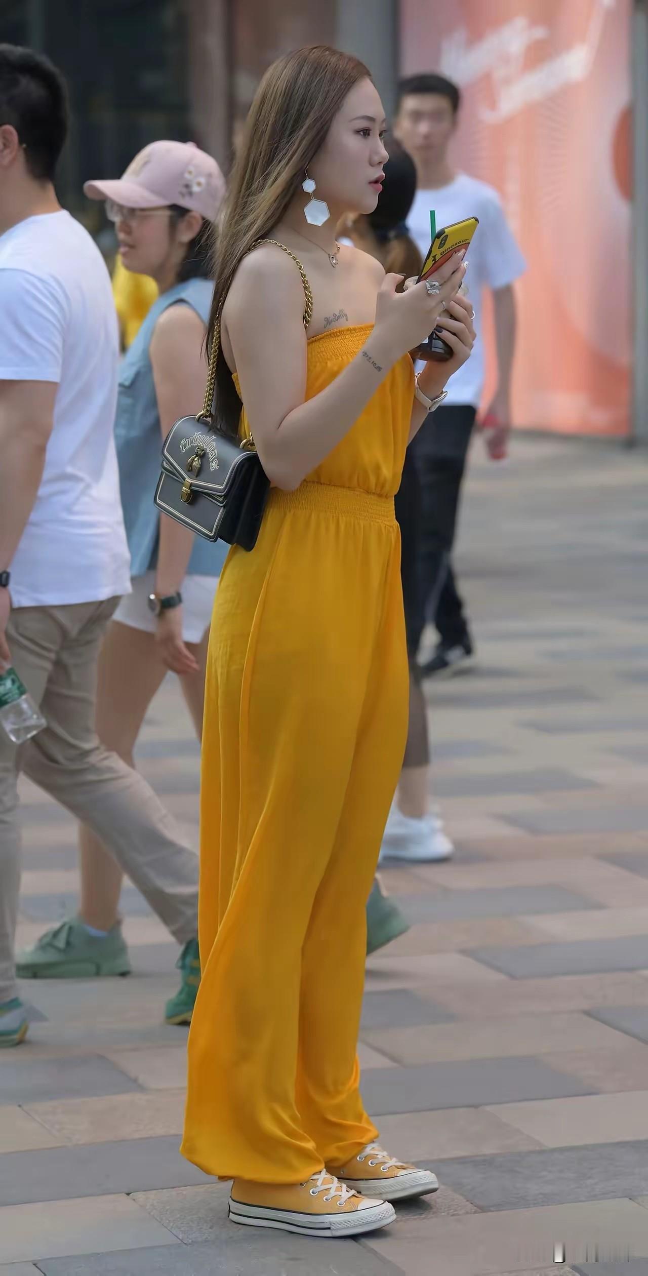 夏日穿搭指南：黄色连体裤搭配白色运动鞋，清新又时尚！🌞👗👟