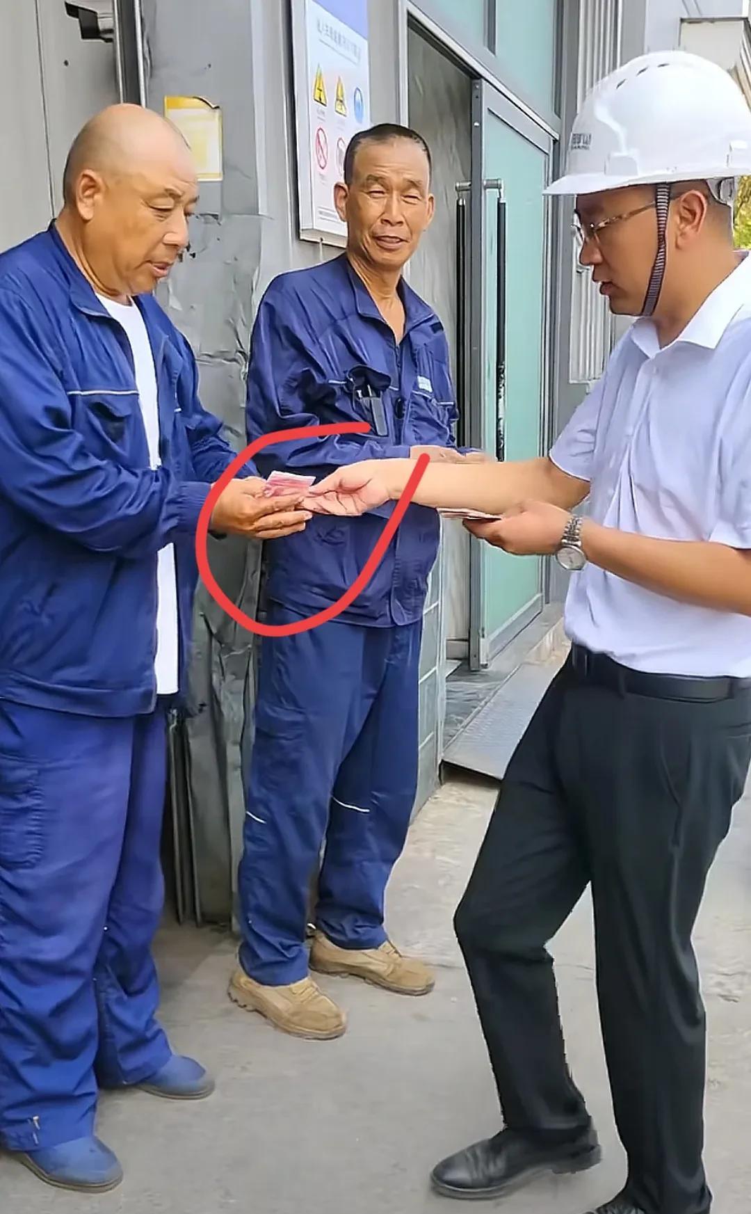 今年天气异常高温，尤其这几天河南每天中午体感温度超过四十度。河南矿山崔培军在外出