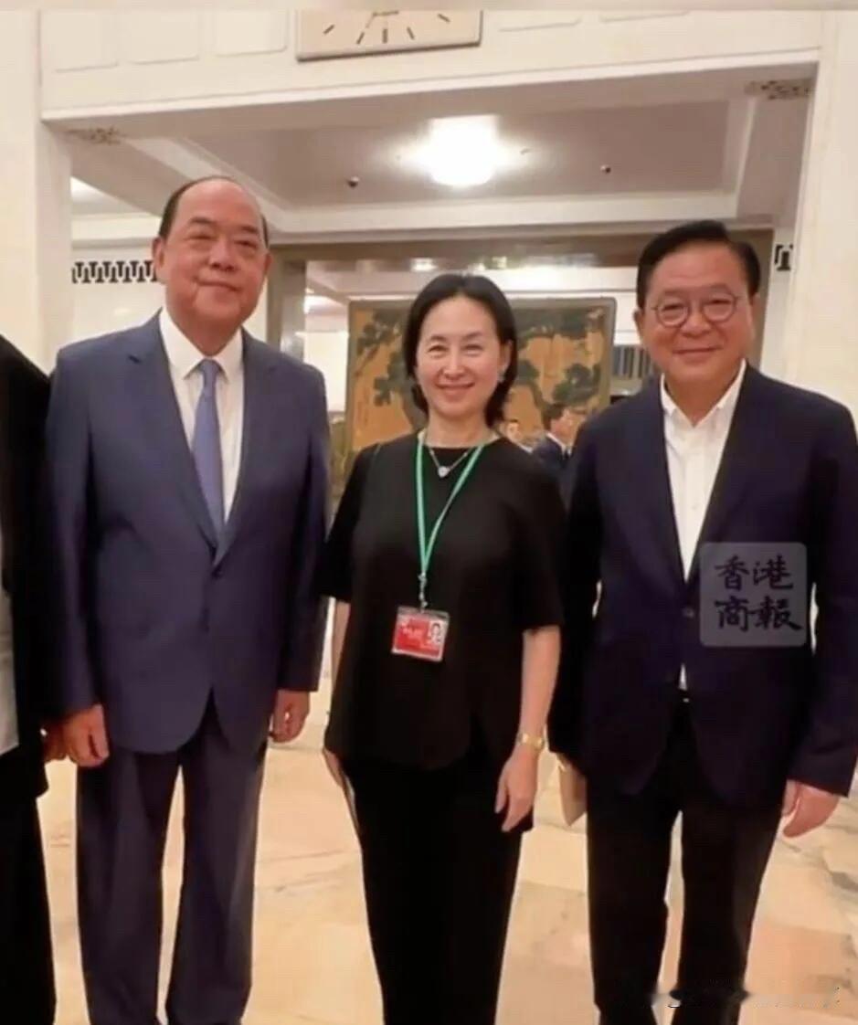 63岁的何超琼气质还是那么迷人，她属于灵动型的惊艳，真正岁月不败的美人。一直