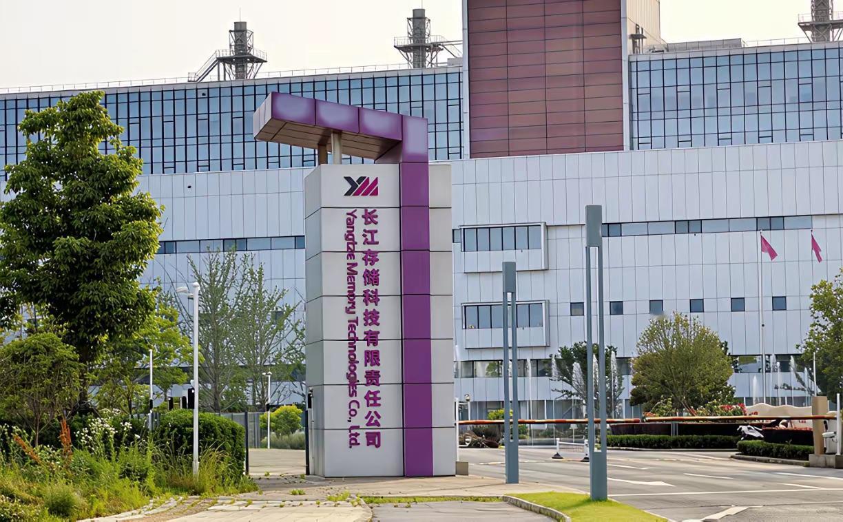 长江存储这季度的成绩单一出来，好多人盯着那“收入翻倍”的数字愣神——这哪是在跑，