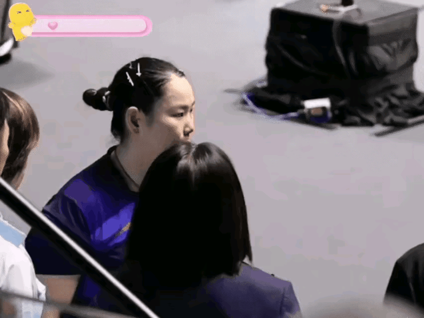 现在我担心的不是何卓佳扣不扣分，而是她停不停赛？佳佳前面有一次判罚，赛点又