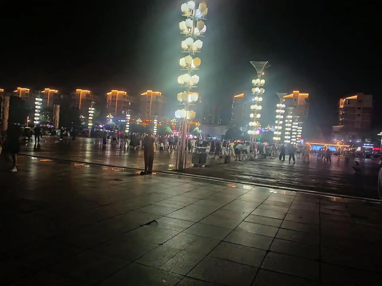 ，夜晚街头随拍。