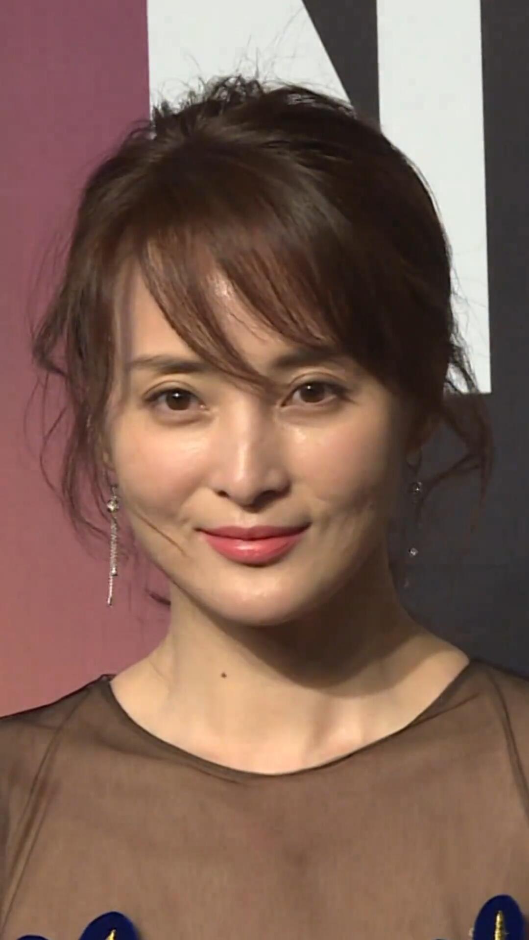 她是标准的鹅蛋脸，大眼睛，皮肤比较紧致，但是年龄大了之后颜值下滑的比较多，不管怎