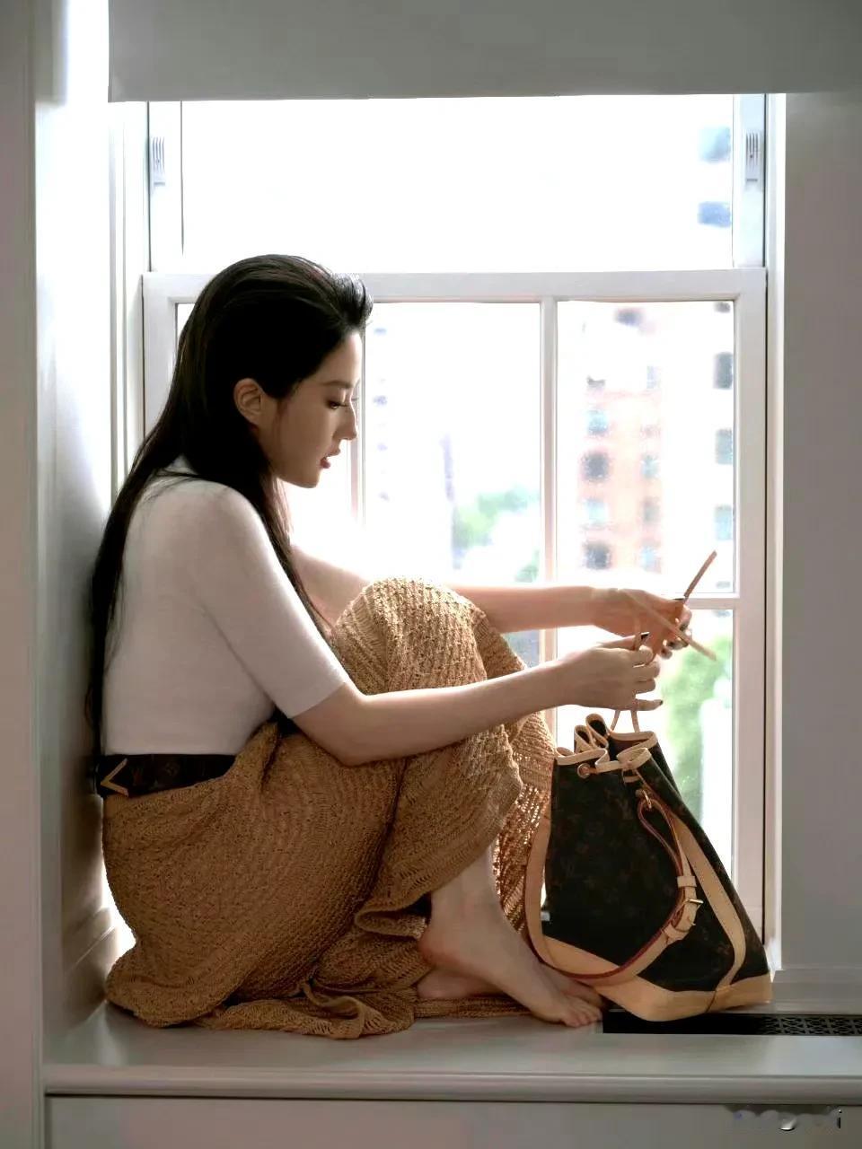 原来像刘亦菲这样的大美女，长得一双大脚。