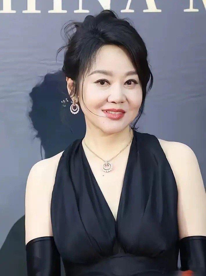 在所有的女演员中，闫妮是最不装，也是情商最高的人。不管再隆重的场合，你叫她去发言
