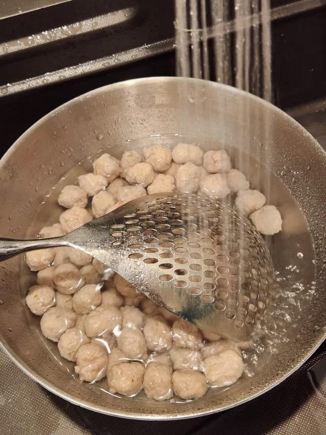 今天是小年我做的滑丸子是不是太香了？今日是小年，是打扫卫生、准备年货的时候了，