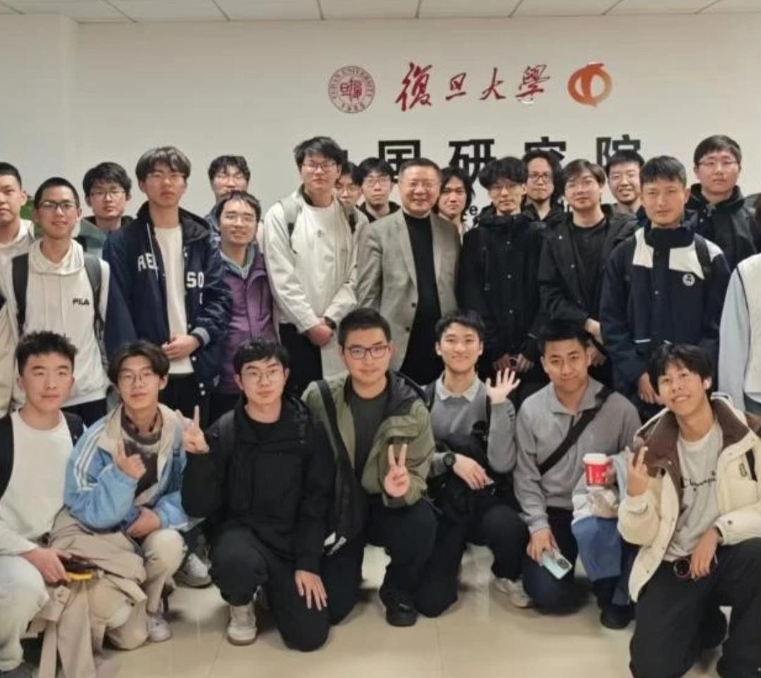 复旦大学的学子喜欢张维为教授吗？3月27日，复旦大学的学子去听了张教授的演讲。