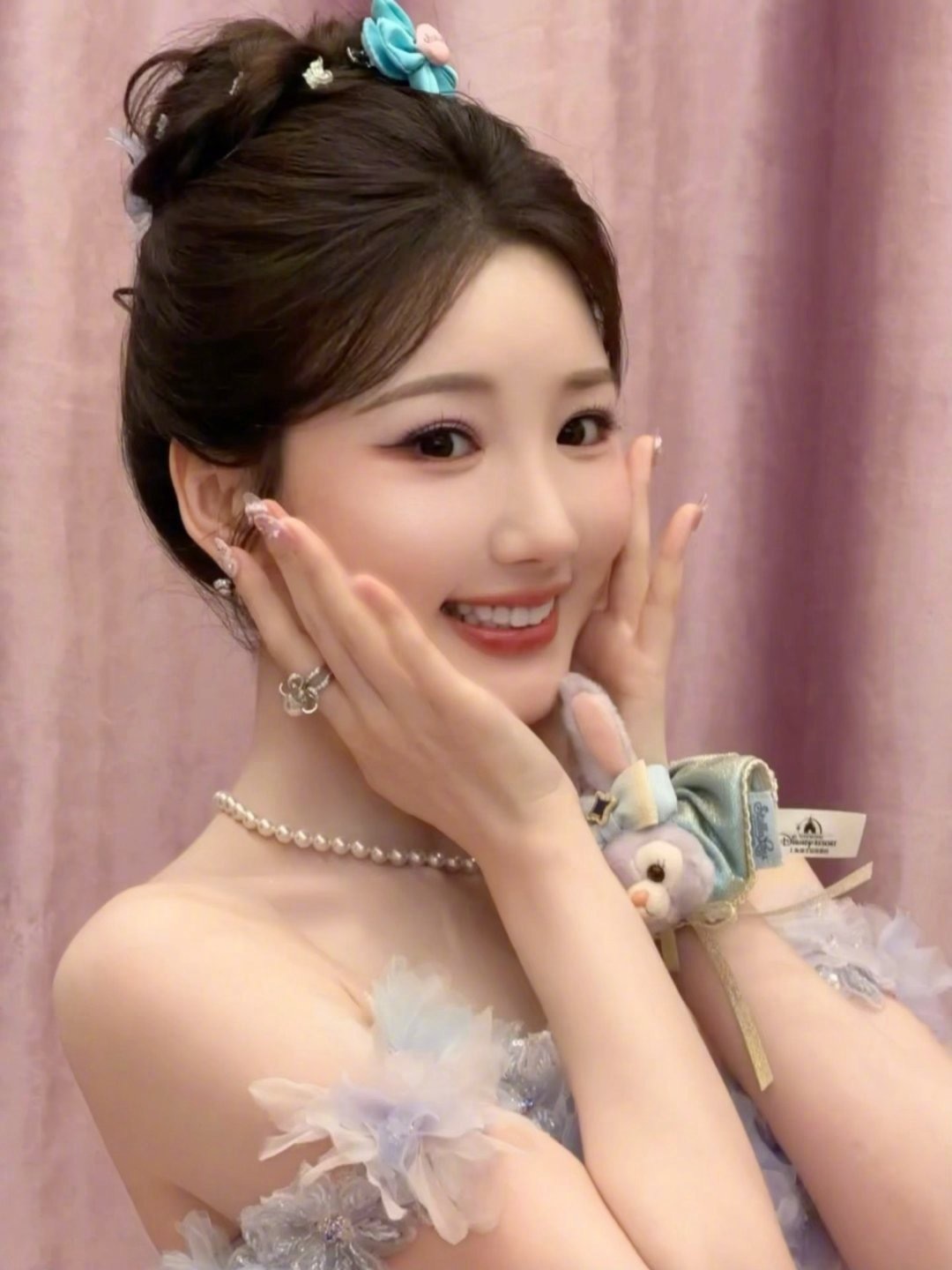 就爱看女宝互动！毛晓彤完全演我看演唱会，摇晃的镜头和兴奋的扭腰不要太真实萌晕?