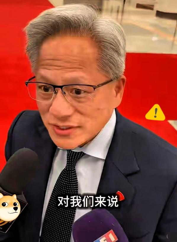 黄仁勋这次是真的被问懵了。平时采访里，老黄那脑子转得比显卡还快，谁能想到，在