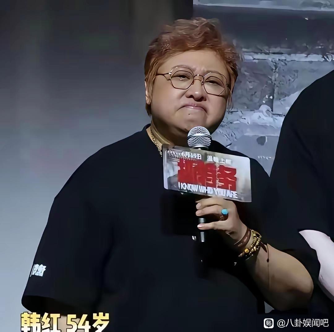 韩红被架在火上烤了这么多天，帮她说话的，全是明星那些她翻山越岭去救的人，一个都没出现。评论区里，有人