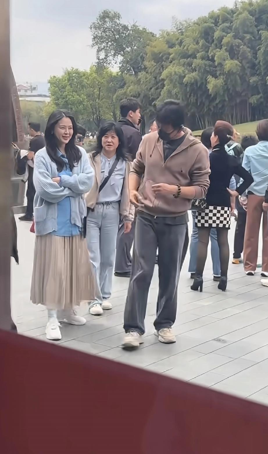 佟大为与关悦在景德镇被无视了，竟然没人认出来!4月4日，佟大为与关悦现身江西