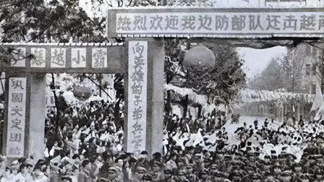 1979年解放军清剿高平, 5名战士遭遇两个排越军, 果断决定: 包围