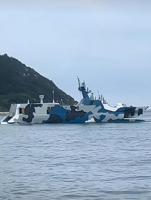 [呲牙笑]没想到啊，022型导弹艇也开始大改了——从照片上来看，船体的后半部进行