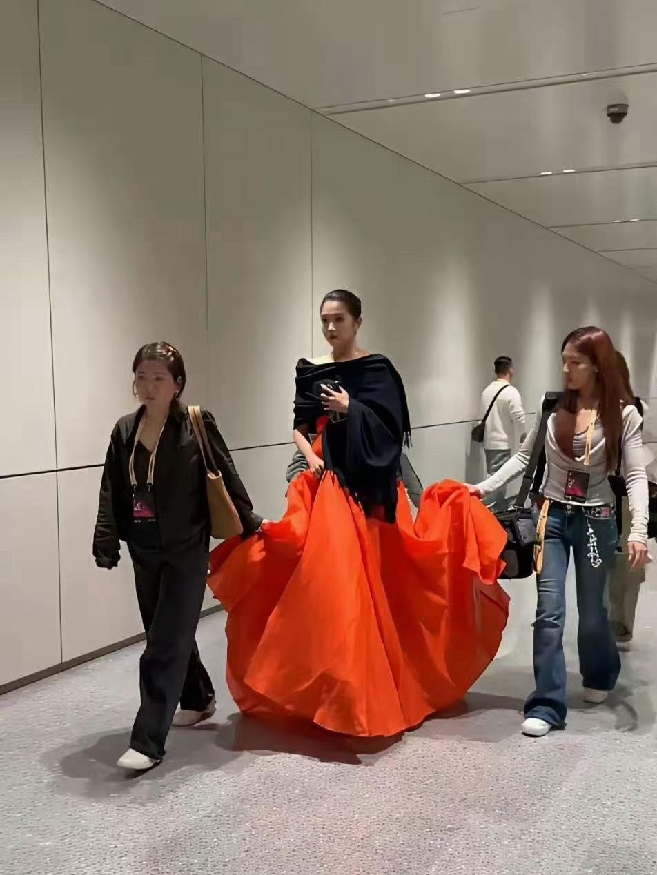 关晓彤确实高，有点鹤立鸡群的感觉