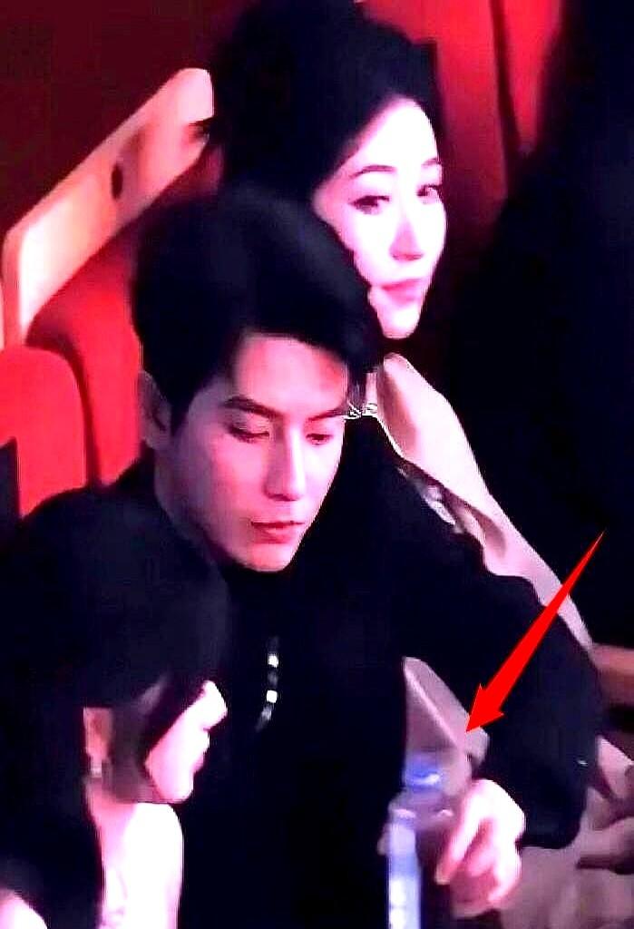 当众把另一个人当空气，这操作也是绝了。9月10号鹅厂那个扫楼直播，何聪睿真是