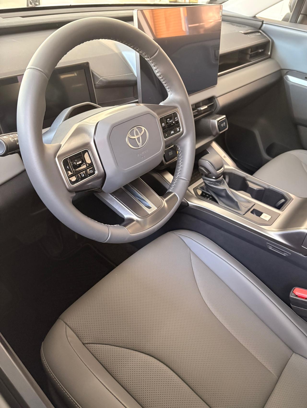 你敢想得到？现在丰田上的新款全部是一色的中控大屏幕！看了一下最新款的RAV4