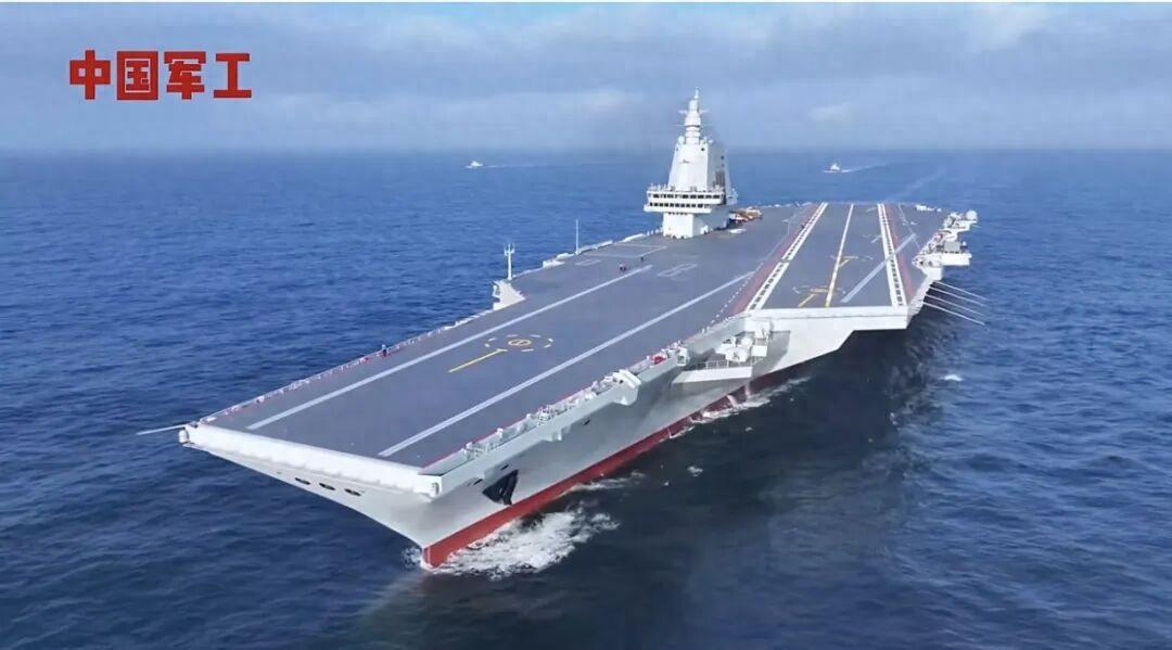 “知道你们已经等两天了，别急，先看看这个。”中国军工布了福建舰海试的高清视频。