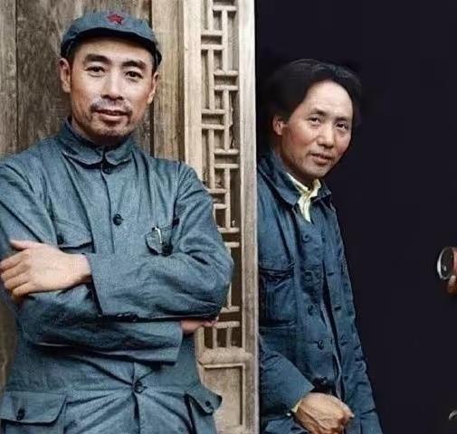 看这张照片，门外的周恩来气度不凡，睿智坚毅，文武双全；门内的毛泽东更是了不得，运