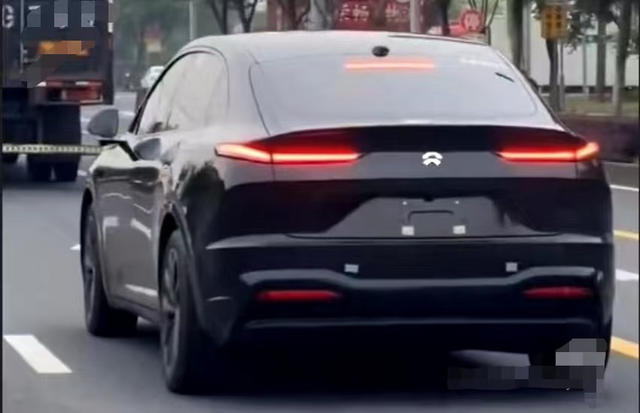 蔚来最大的问题就是只向下而不向上兼容1、蔚来的服务大幅缩水，新的服务无忧不是说