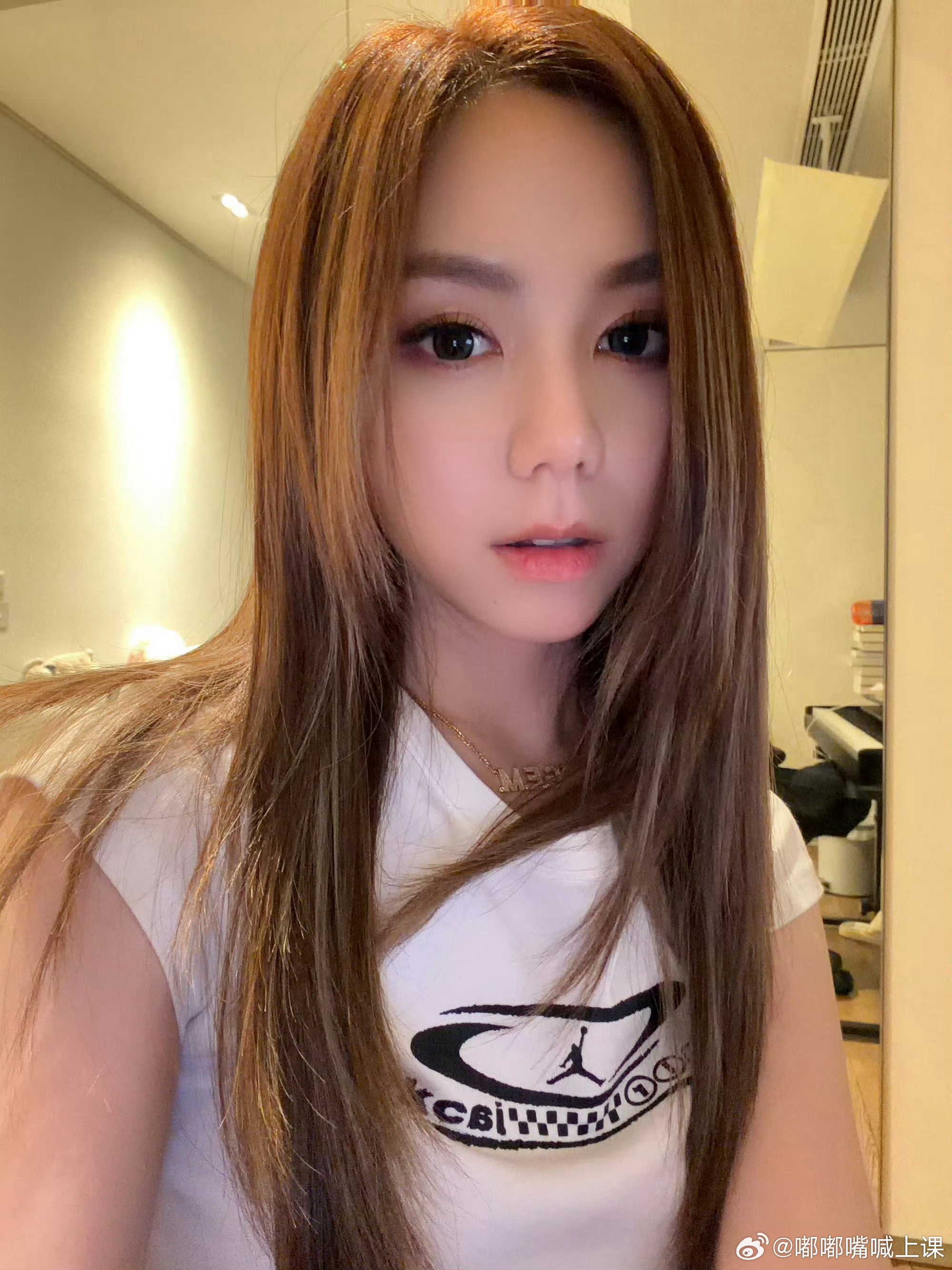 歌手排名邓紫棋的粉丝们太可爱了，一边喊着邓紫棋的兵来了，一边把正主给卖了，这反向